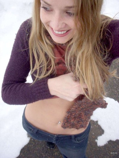 Худенькая красотка демонстрирует свою киску на камеру