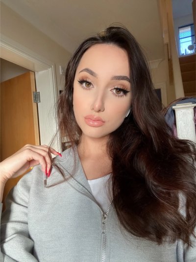 Шалунья брюнетка показывает свои прелести перед камерой на телефоне