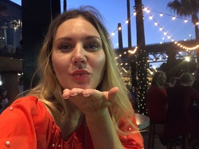 Опытная блондинка показывает свои прелести и раскрывает тайны