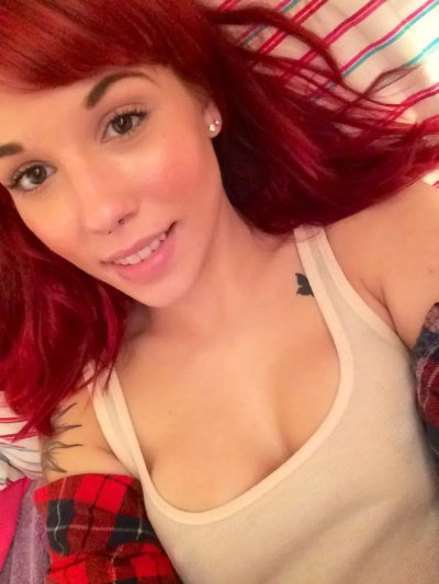 Обворожительная красотка в очках манит своей улыбкой