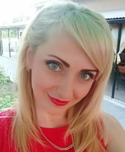 Сексуальная блондинка показывает свою интимную область