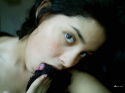 Пылкая красотка с обворожительным бюстом ласкает свою интимную зону