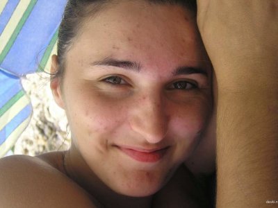 Как девушка наслаждается отдыхом на солнечном побережье моря