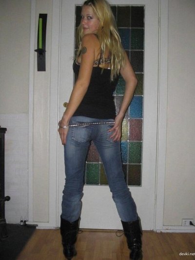 Задница молодой блондиночки в деле