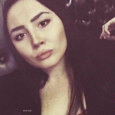 Снимает себя без одежды в отражении стекла