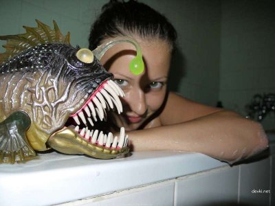 Красотка принимает горячий душ