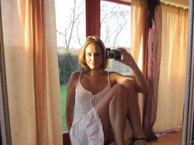 Привлекательная милашка показывает свои интимные фотографии