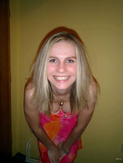 Сексуальная дамочка раздевается до гола