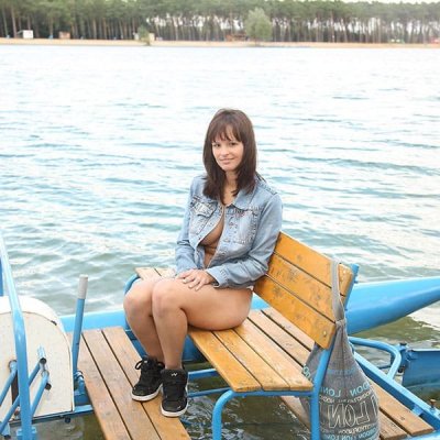 Милашка позирует на яхте для взрослых