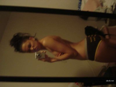 Обнаженная курчавая мулатка в своей красе