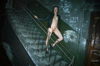 Шалунья сняла одежду в запущенном особняке