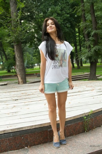 Сексуальная темноволосая красотка показывает свое обнаженное тело в страстных позах