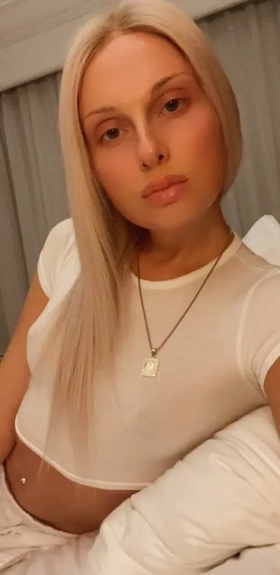 Шлюха с болтом в трусах