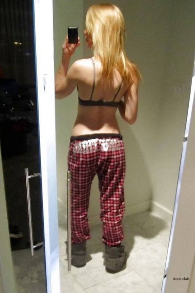 Девчонка снимает себя на камеру перед зеркалом