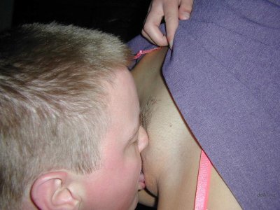 Молодой парень фотографирует свою прекрасную подругу на любительской фотосессии