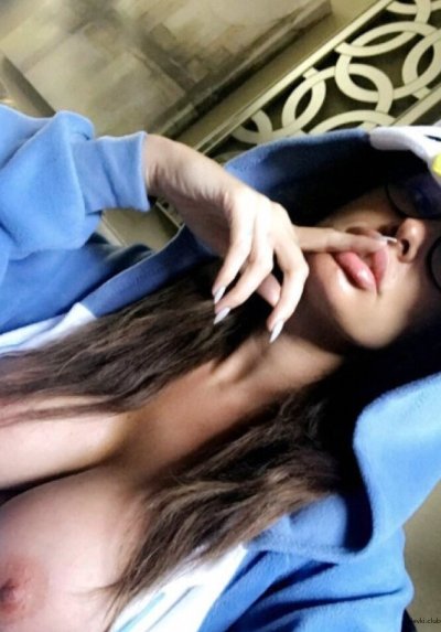 Красотка показывает свои шикарные формы на камеру