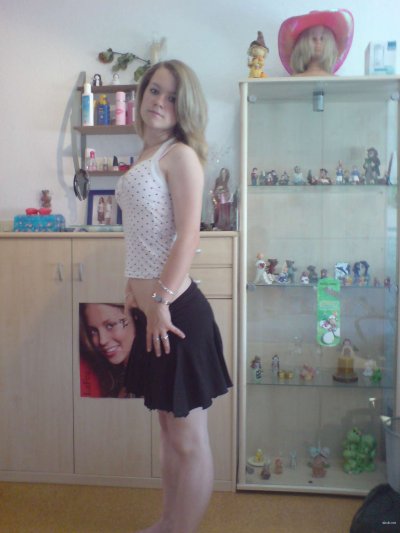 Девушка вводит пальчик в анал