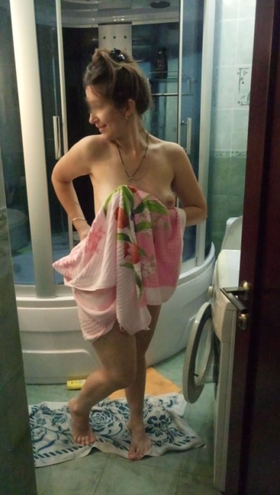 Дама в ванной показывала свою обворожительную задницу перед зеркалом