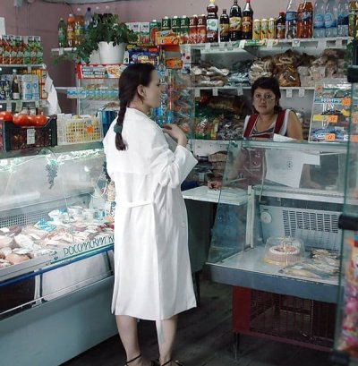 Шалунья заглянула в продуктовый магазин для обнаженной сессии фотосъёмки