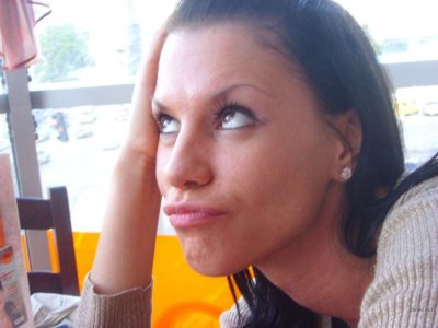 Отличная красотка наслаждается мастурбацией с помощью овощей