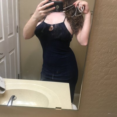 Поиграла в ванной и распутничала на кровати