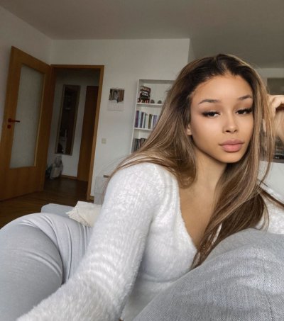 Молоденькая красотка показала свою узкую киску