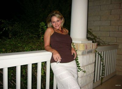 Зрелая красавица с сигареткой: наслаждение и стиль в одном кадре