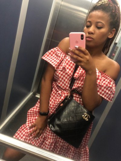 Привлекательная красотка демонстрирует свои прелести для ценителей грудастых изысков