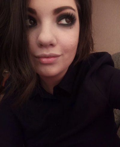 Поля наслаждается игрушкой для взрослых в одиночестве