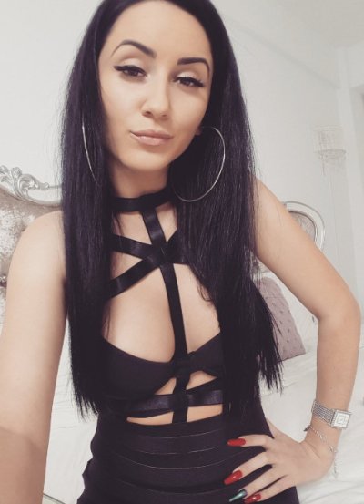 Обнаженные груди шатенки - главное приманка!