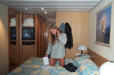 Дрючит симпатичную блондинку с густой киской