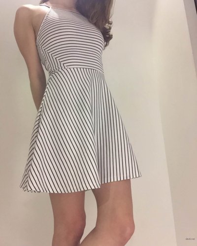 Девушка без трусиков развела ноги и подняла юбку