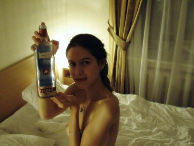 Сексуальная красавица в отеле: обнаженная и готовая к приключениям!