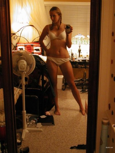 Снимает свои обнаженные эротические снимки для онлайн-ресурса