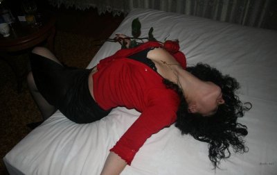 Горячая брюнетка наслаждается сексом с двумя чуваками