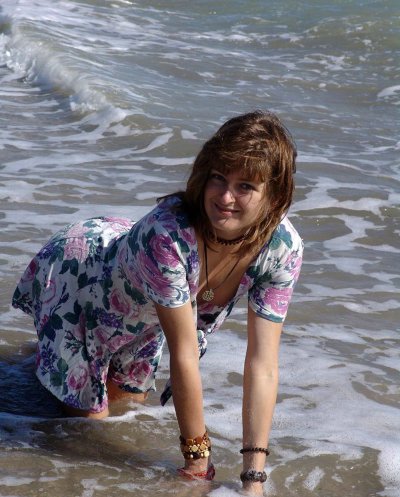 Красотка снимает одежду на берегу моря