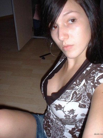 Красотка демонстрирует интимные места без одежды на частных снимках