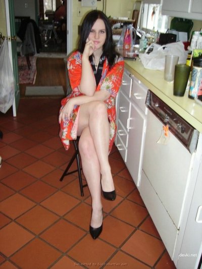 Темноволосая красавица показала свои личные снимки