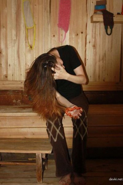 Голая подруга расслабляется в бане и демонстрирует свои прелести