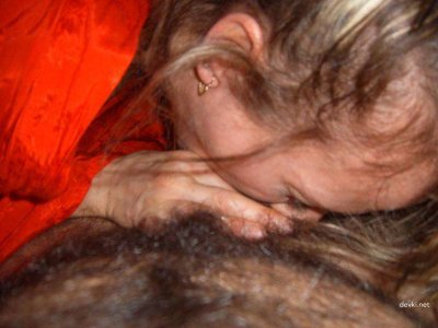 Обнаженная супруга делает минет