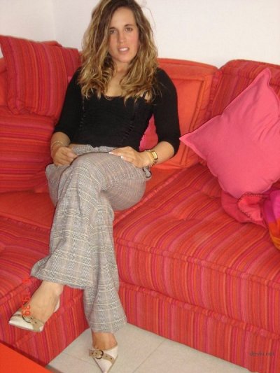 Парень трахает свою подругу в попку на домашних снимках, показывает всю страсть