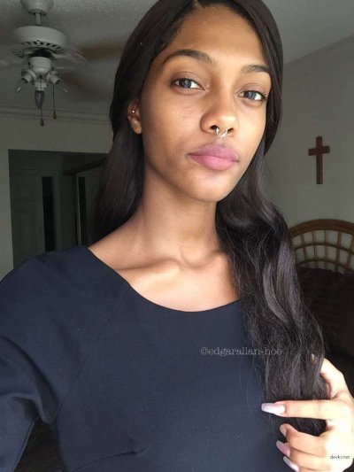 Красотка без трусиков фоткается для тебя