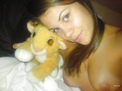 Крошка наслаждается игрушкой в одиночестве