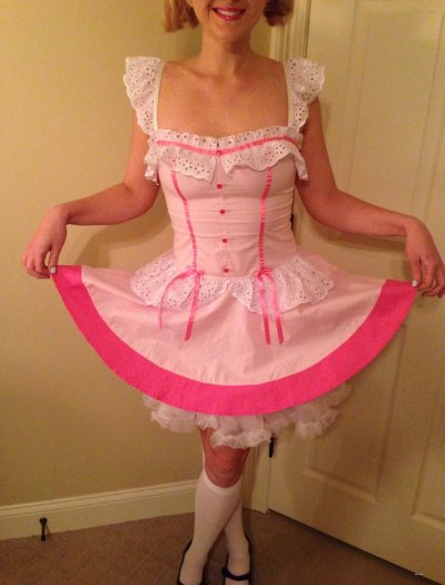 Сексуальная блондинка в наряде удовлетворяет свою влажную дырочку