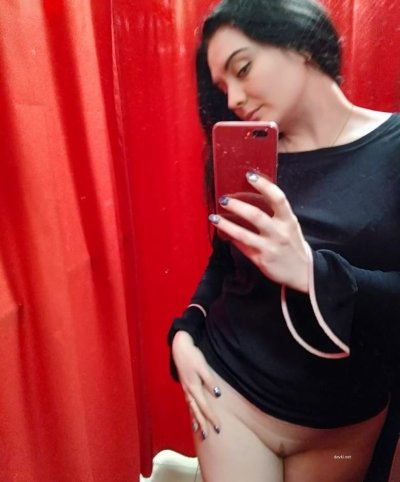 Развратная красотка наслаждается в примерочной и гостиничном номере