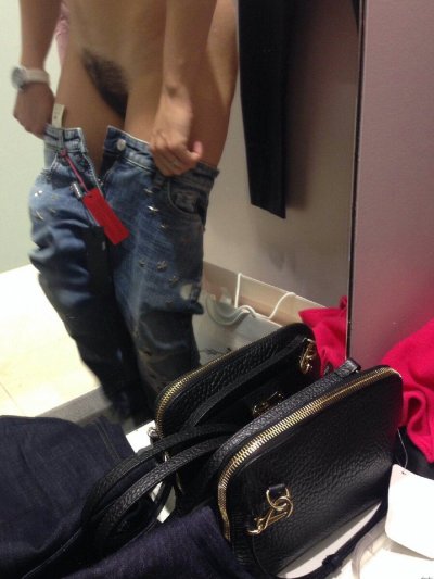 Милашка обожает снимать с себя трусики перед камерой 📸🔞