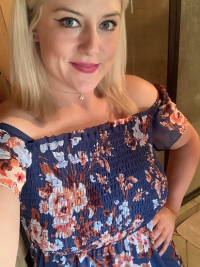 Соблазнительные кадры: дама на интимных фотках с обворожительным бюстом