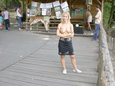 Блондинка раздевается на людях: откровенные моменты в парке (часть 1)