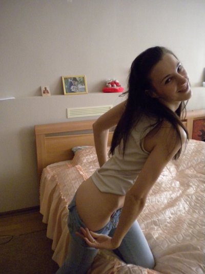 Сексуальная красотка показывает свои прелести