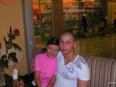 Девушка умело обрабатывает член